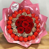 Букет из клубники с розами Криспи в FlowBerry