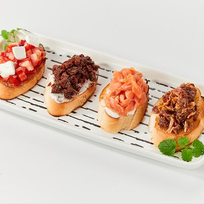 Ассорти мини-брускет в Room-cafe по цене 560 ₽