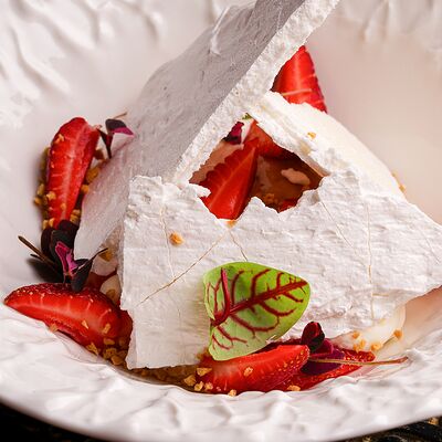 Безе, клубничный курд, свежие ягоды в Осип Терлеев по цене 650 ₽