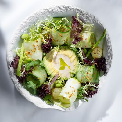 Зелёный салат с авокадо и имбирным соусом в МОМО по цене 1620 ₽