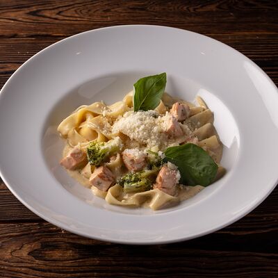 Паппарделле с лососем, брокколи в сливочном соусе в Luciano по цене 990 ₽