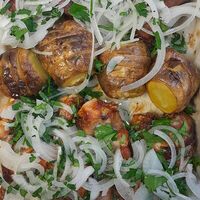 Шашлычное ассорти из куриных крылышек и куриной голени в Жара на Киевке