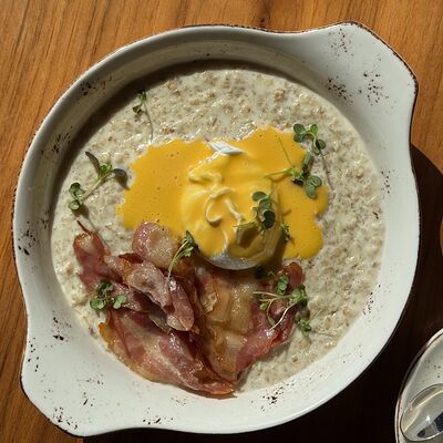 Каша овсяная с беконом, соусом голландез и яйцом пашот в MeatBarrique по цене 500 ₽