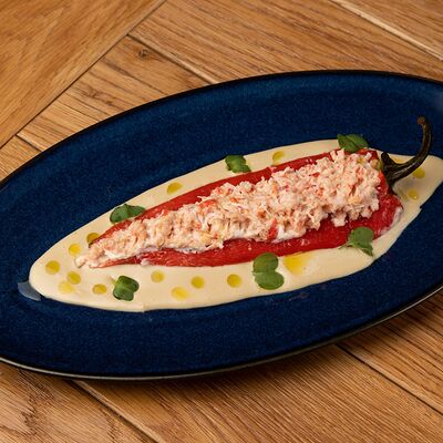 Перец рамиро с крабом, сливочным сыром и диким лососем в Мясо & Рыба по цене 690