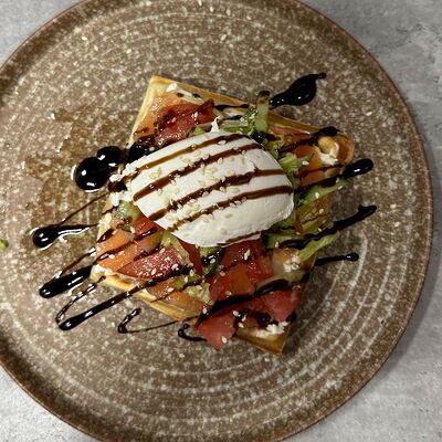 С лососем, яйцом пашот и овощами в Black Hot Coffee по цене 648 ₽