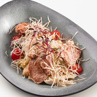Салат Цезарь с куриной грудкой в Конор по цене 540 ₽
