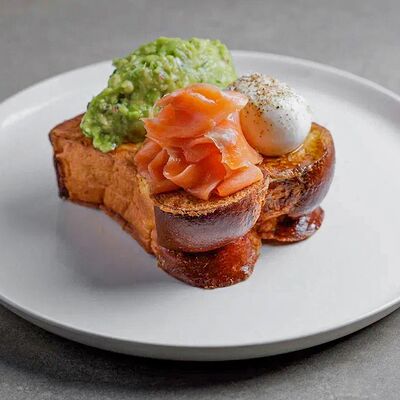 Бриошь с гуакамоле, яйцом пашот и форелью в 321 Club by Novikov по цене 1000