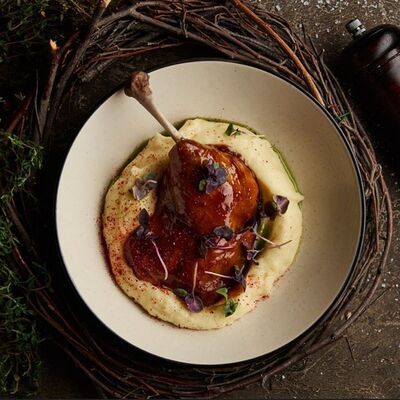 Утиная ножка конфи с картофельным пюре в Кулинарный цех по цене 1200 ₽