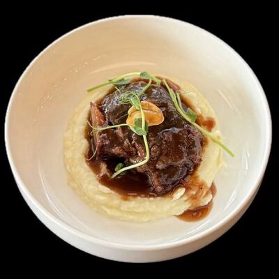 Говяжьи щечки с картофельным пюрев Terra&Mare по цене 950 ₽