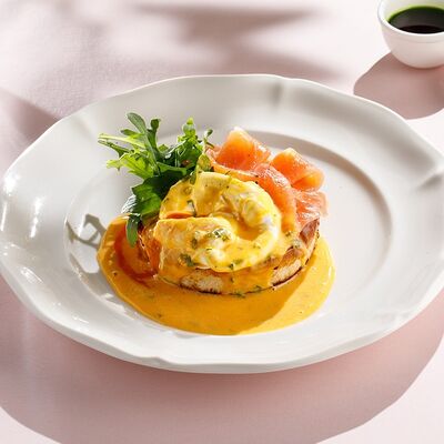 Яйцо Бенедикт с лососем и голландским соусомв Кукумбер по цене 690 ₽