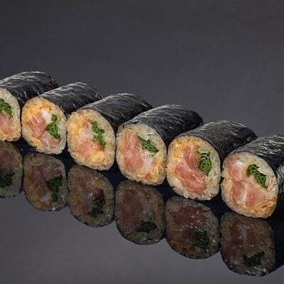 Ролл из О-торо с луком сибулет и соусом спайси в Bluefin по цене 3790 ₽