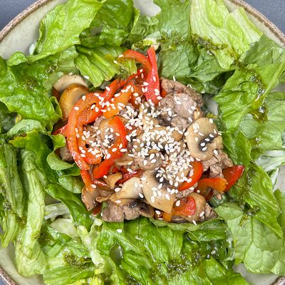 Теплый салат с телятиной и шампиньонами в Кафе Тепло по цене 525 ₽