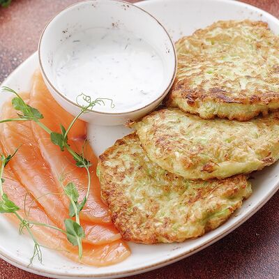 Домашние оладьи из молодых кабачков с сёмгой слабой соли в Сандуны Урал по цене 1130 ₽