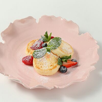 Нежные сырники с клубникой и черникой в Coffee Boom по цене 850 ₽