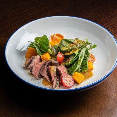 Салат с запеченной говядиной, медовой тыквой, шпинатом и горчичным соусом в Brasserie Lambic по цене 870 ₽