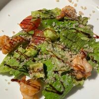 Салат с авокадо, креветками и киноа в More More