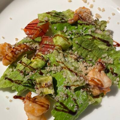 Салат с авокадо, креветками и киноа в More More по цене 515