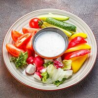 Тарелка свежих овощей в Ресторан Бигджо