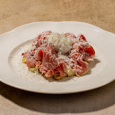 Вафля картофельная с ростбифом и яйцом пашот в Cafe Sisi по цене 750 ₽