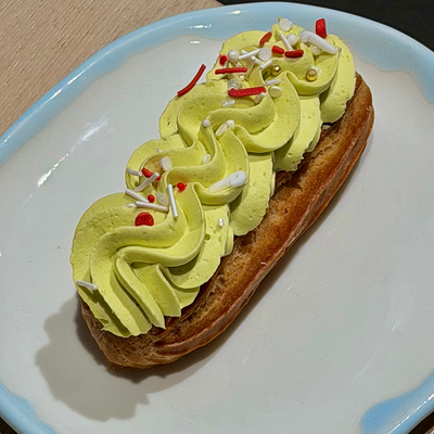 Эклер Новогодний фисташковый в Сладости и Радости Советская по цене 260 ₽