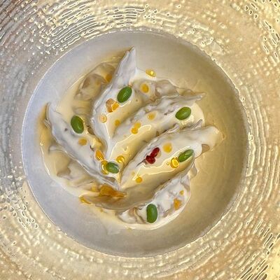 Гедза с крабом и копчеными сливкамив Only Wine по цене 1600 ₽