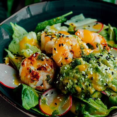 Салат с креветками и соусом манго в Take IT EasyCentre по цене 500 ₽