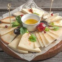 Ассорти грузинских сыров в Кацо