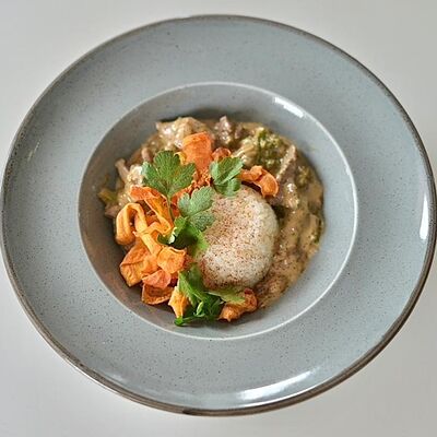 Говядина с брокколи в сливочно-устричном соусе с рисом и морковными чипсами в Bucho по цене 780 ₽