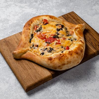 Хачапури по-аджарски с сыром, томатом и базиликом в Ресторан Батони по цене 855 ₽