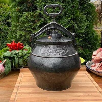 Томленая телятина на кости со сванской солью, пряной зелени и зеленого ткемали в Дэда по цене 5210 ₽