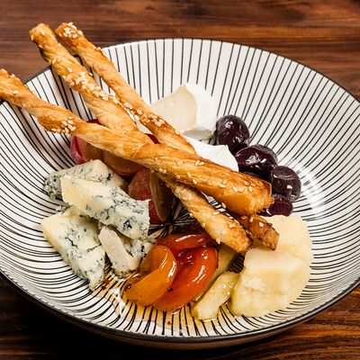 Сет из сыров, медовая курага, гриссини из слоеного теста в Трактир Колесо по цене 968 ₽