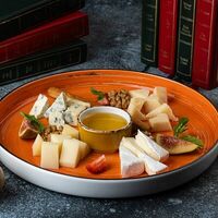 Сырное ассорти в McKey Pub & Restauraunt