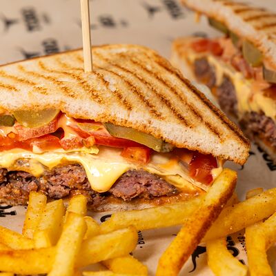 Клаб сэндвич с говядиной в Toro burger по цене 560 ₽