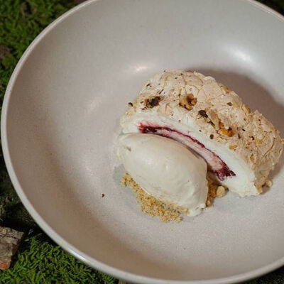 Меренговый рулет с муссом из чая с бергамотом в Yale по цене 740 ₽