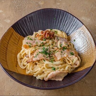 Удон с беконом в сливочно-сырном соусев Maneki по цене 690 ₽