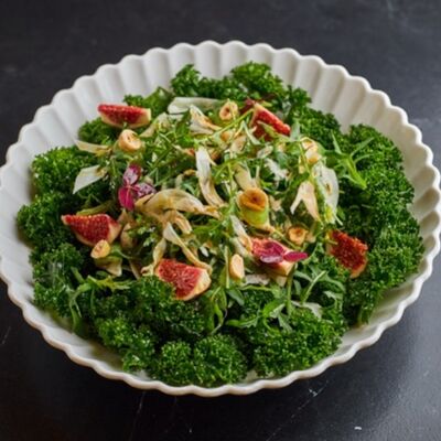 Салат с кейлом, фенхелем, ореховой заправкой и маринованной креветкойв Цыпочка по цене 950 ₽