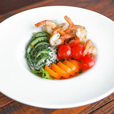 Салат Кобб с тигровыми креветками и авокадо в Каравелла по цене 590 ₽