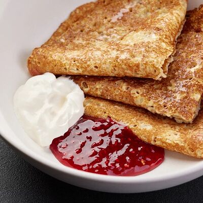 Блинчики с малиновым вареньем и сметанойв По Чесноку по цене 488 ₽