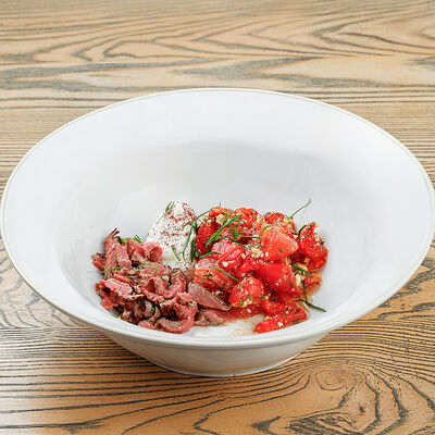 Салат с копченым ростбифом, печеным перцем и томатами в Онегин дача по цене 990 ₽