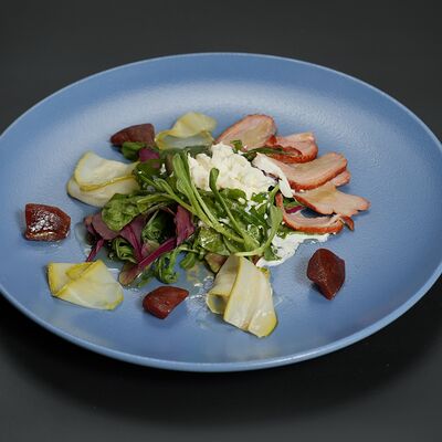 Салат с подкопчённой уткой, хурмой и страчателлой в Монтенегро по цене 790 ₽