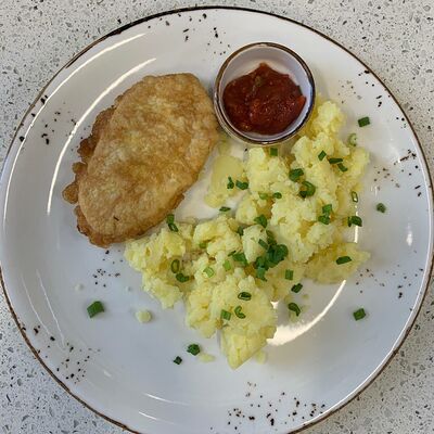 Отбивная из курицы в льезоне с мятым картофелем в Кофеин по цене 330