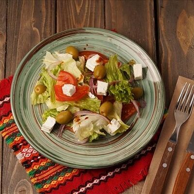 Сербский салат с брынзой и оливками в Балкан Гриль Вкус Сербии по цене 580 ₽