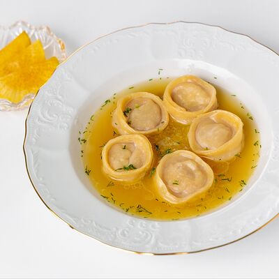 Овощное консоме с пельменями из крольчатины в Дворцовая по цене 560 ₽