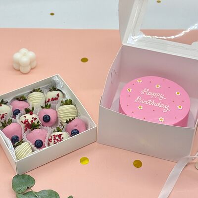 Бенто-торт розовый Happy birthday и клубника в шоколаде в Cosmo Сakery по цене 5290 ₽