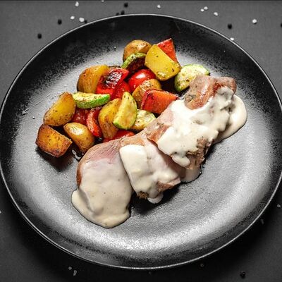 Свиная вырезка с соусом Дорблю в Mesto Sushi & Grill по цене 360