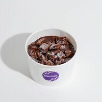 Десерт с бананом, печеньками брауни и шоколадной карамелью в Ванлав