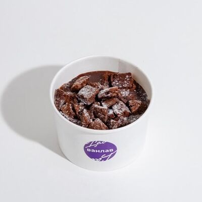 Десерт с бананом, печеньками брауни и шоколадной карамелью в Ванлав по цене 529 ₽