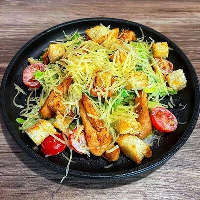 Салат Цезарь с курицей в Гастропаб Ёж по цене 660 ₽
