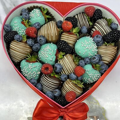 Сердце Happy в Мир клубники в шоколаде по цене 5500 ₽