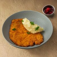 Куриный шницель с брусничным соусом и картофельным пюре в ТОКИО-CITY